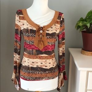 Long sleeve V-neck top. (H)